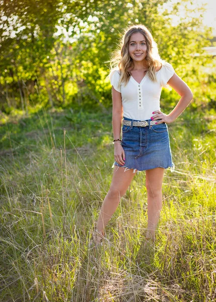 一位美丽而自信的年轻女子站在草地上的画像 — 图库照片