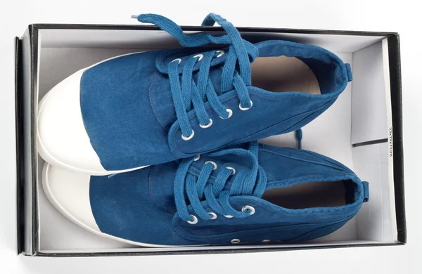 Un paio di nuove scarpe blu in una scatola di scarpe — Foto Stock