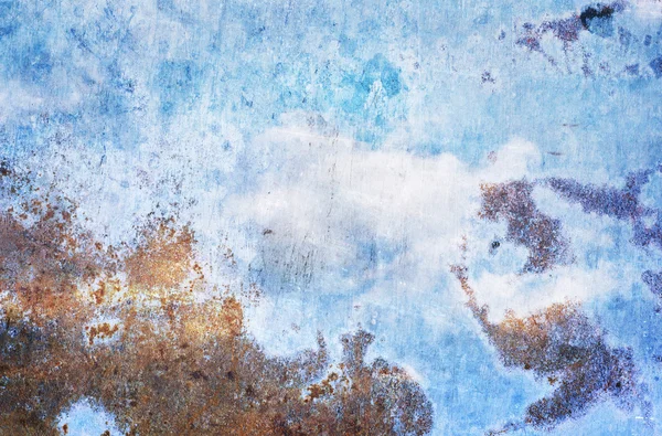 Grunge nuvola e blu su vecchio, grattato e arrugginito struttura metallica — Foto Stock