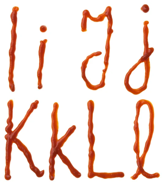 Lettere alfabeto a base di pomodoro, sciroppo di ketchup sono isolati su uno sfondo bianco — Foto Stock