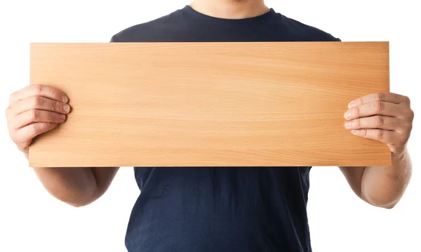 Mãos de homem segurando uma placa de madeira vazia com espaço para texto — Fotografia de Stock