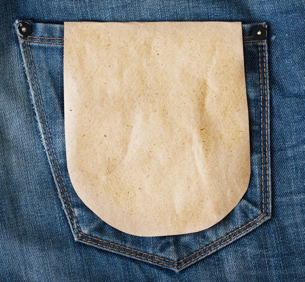 Kağıt etiket üzerinde mavi kot pantolon cebinde — Stok fotoğraf