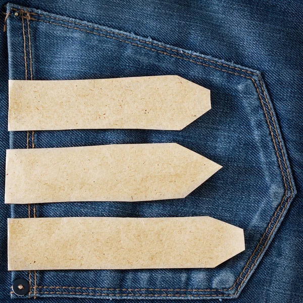 Papier-tag op blauwe denim jeans zak — Stockfoto