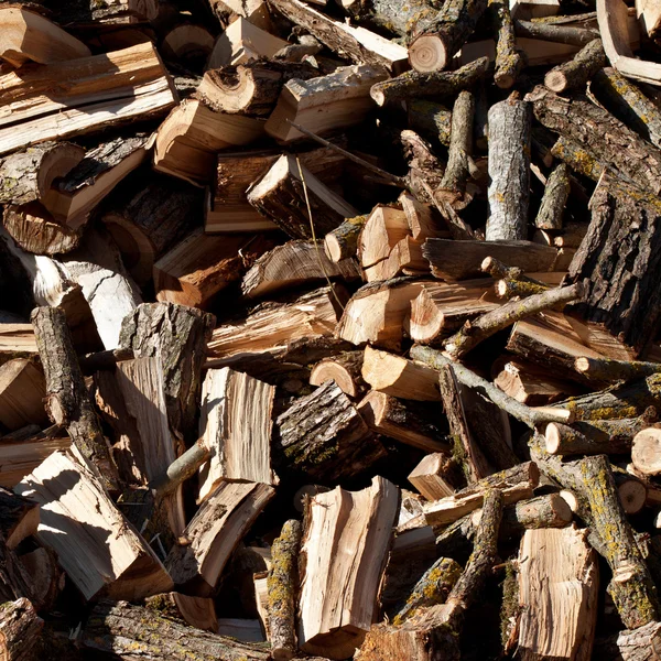 Pile de bois de chauffage haché. — Photo