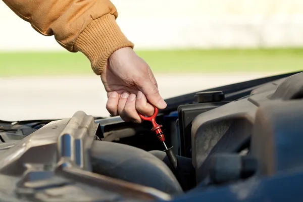 Sprawdzić poziom oleju samochodu — Zdjęcie stockowe