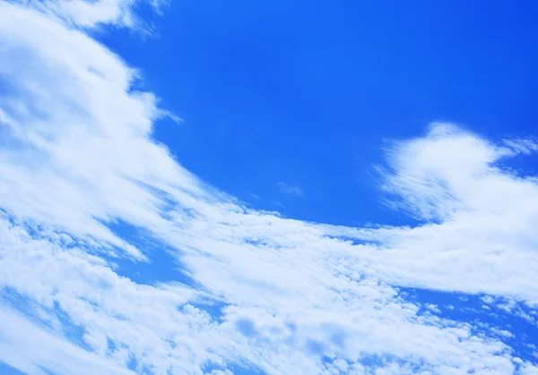 Cielo azul, nubes y luz solar. Hora de verano . —  Fotos de Stock