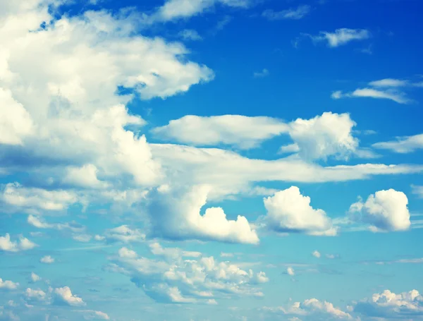 Blauwe hemel, wolken en zon licht. zomertijd. — Stockfoto