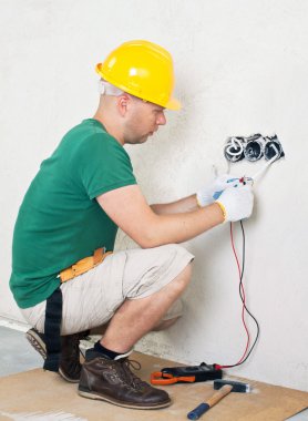 Çoklu metre gerilimi kontrol eden elektrikçi