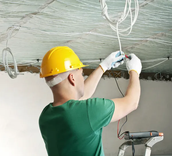 Électricien avec tension de contrôle multimètre — Photo