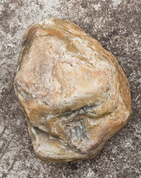 Камінь на бетонній доріжці — стокове фото