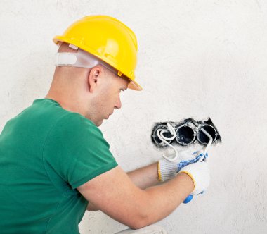 Elektrikçi kablo kesme bıçağı ile