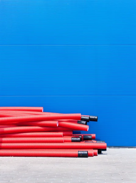 Parede de lata pintada com tubulação e pavimentação — Fotografia de Stock