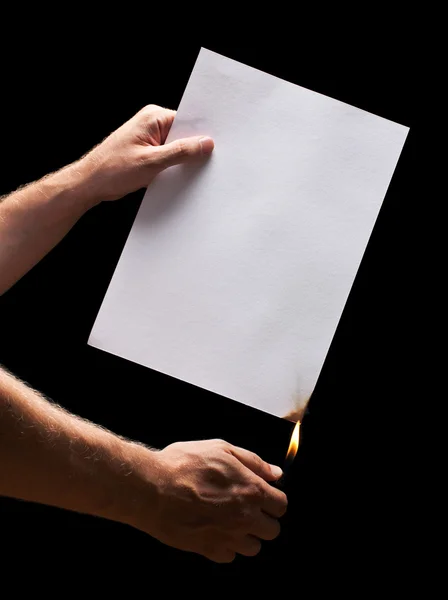 Homem mão segurando isqueiro e papel branco queimado — Fotografia de Stock