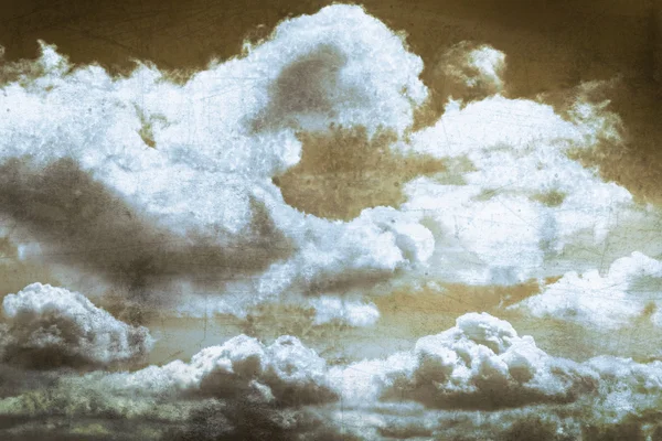 Moln och blå himmel på gamla repad metall konsistens — Stockfoto