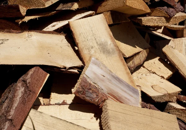 Stapel gehäckseltes Brennholz. — Stockfoto