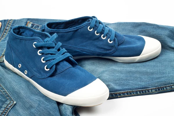 Un par de zapatos azules nuevos en un vaquero — Foto de Stock