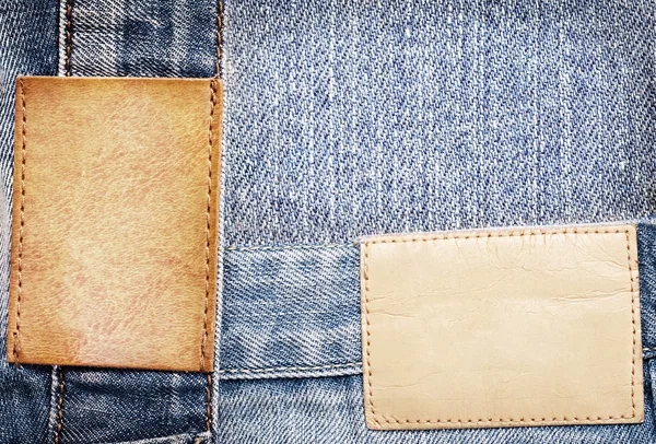 Kahverengi deri jeans etiket üzerinde kot pantolon diktim. — Stok fotoğraf