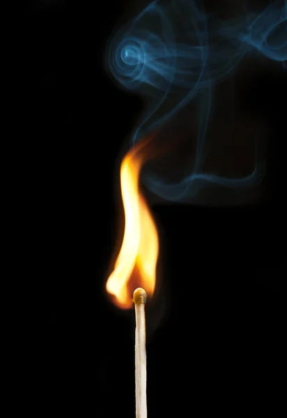 Burning matchstick no fundo preto — Fotografia de Stock