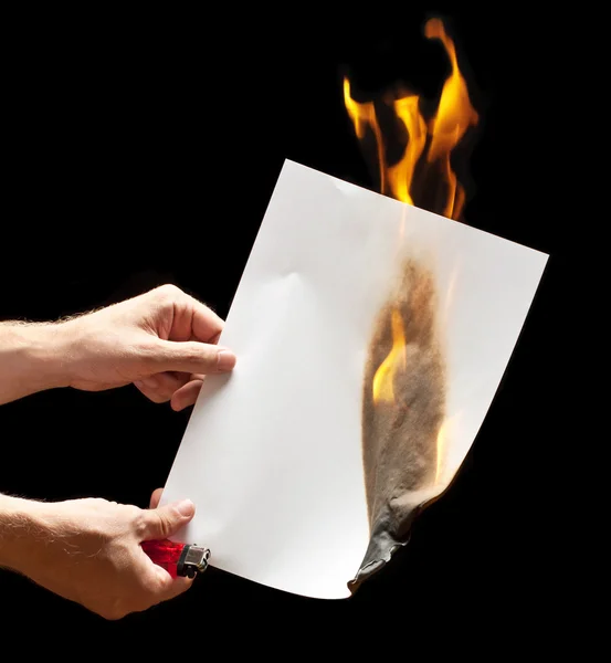 Homme tenant main briquet et papier brûlé blanc — Photo