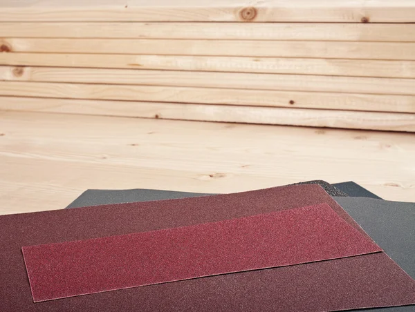 Schuurpapier op houten planken voor uw houtbewerking — Stockfoto