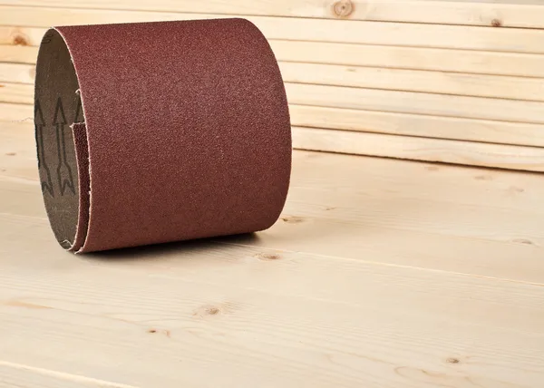 Brown sandpaper on wooden planks for your woodwork — Stock Photo, Image