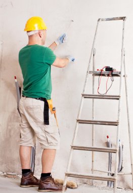 Elektrikçi kablo kesme bıçağı ile