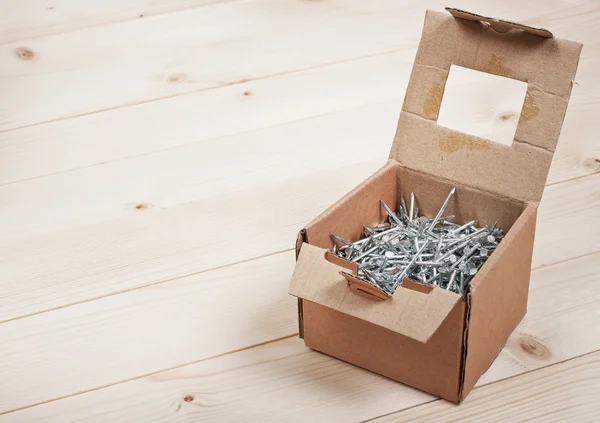 Nagels op houten planken — Stockfoto