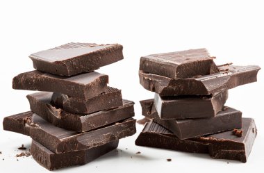 Koyu çikolata bar yığını