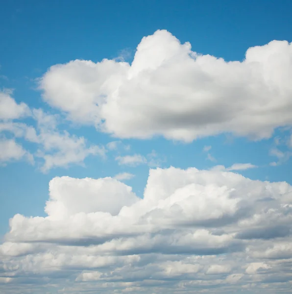 Cielo blu, nuvole e luce del sole. Ora legale . — Foto Stock