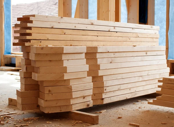 Stapel van houten planken in huis — Stockfoto