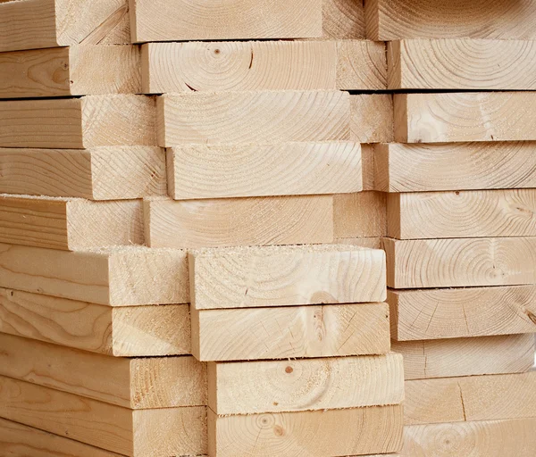Holzbohlen stapeln sich in Werkstatt — Stockfoto
