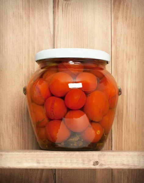 Légumes conservés sur une étagère près d'un mur en bois brun — Photo