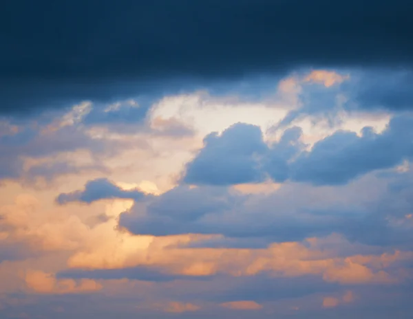 Cielo y nubes después del atardecer . — Foto de Stock