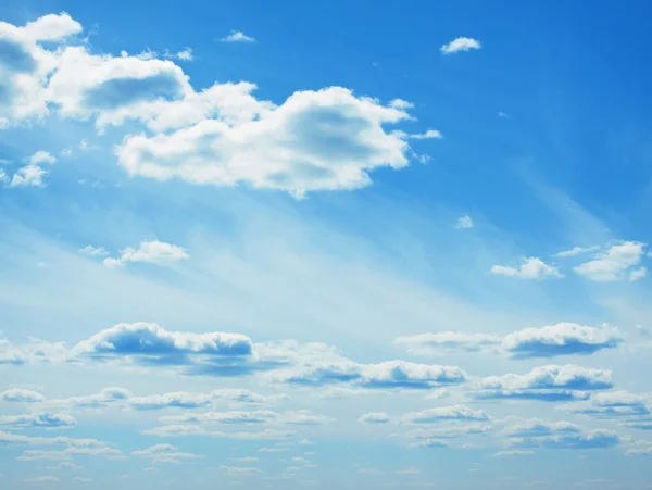 Cielo azul, nubes y luz solar. Hora de verano . —  Fotos de Stock