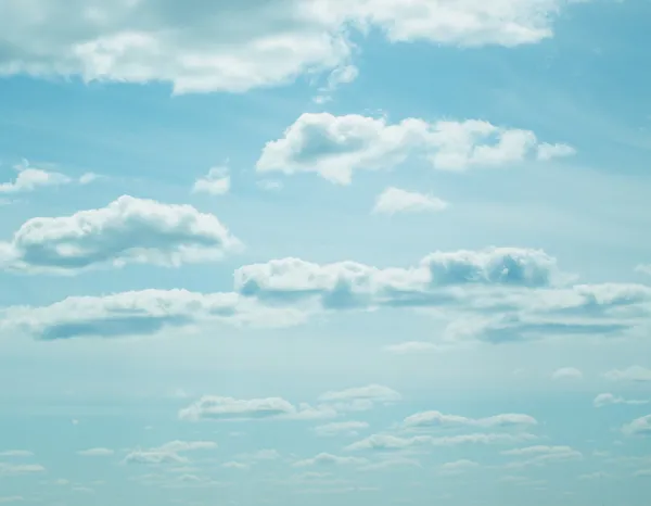 Cielo azul, nubes y luz solar. Hora de verano . — Foto de Stock