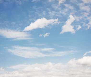 Mavi gökyüzü, bulutlar ve güneş ışığı. Yaz saati.