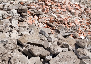 Beton ve tuğla moloz derbis inşaat sitesinde