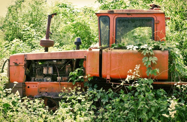 Elhagyott traktor a fűben — Stock Fotó
