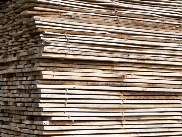 Empilement de planches de bois pour la construction de bâtiments et la production de meubles — Photo