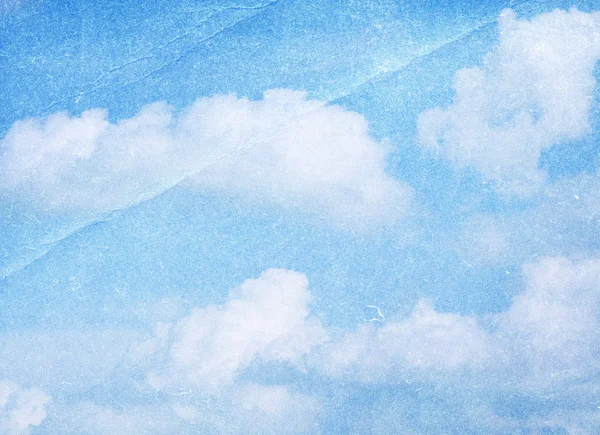 Nuvola e cielo su carta sgualcita . — Foto Stock