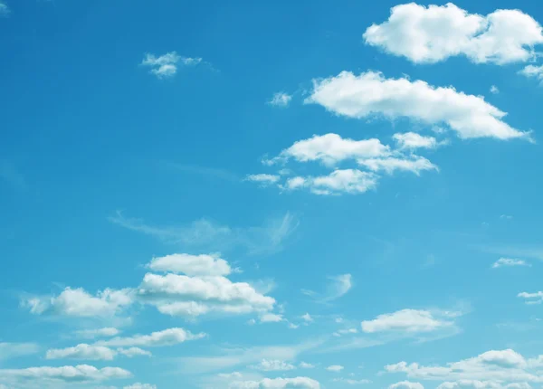 Cielo azul, nubes y luz solar. Hora de verano . —  Fotos de Stock