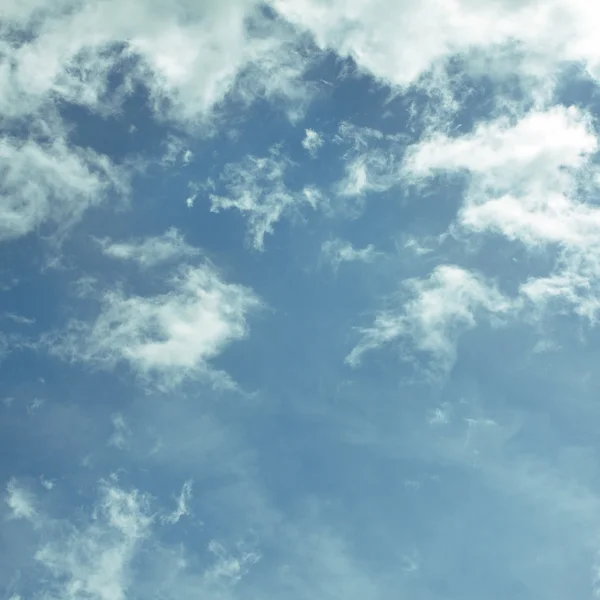 Céu azul, nuvens e luz solar. Hora de verão . — Fotografia de Stock