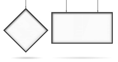 Beyaz duvarda siyah çerçeveli beyaz posterler ya da reklam panoları