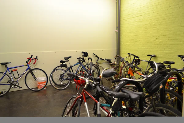 Fahrradabstellraum in einem Luxus-Loft-Mehrfamilienhaus — Stockfoto