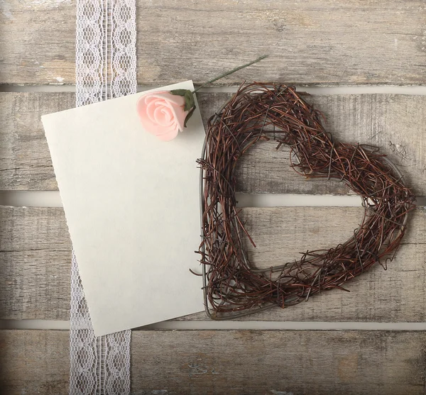 Рожеві троянди та вітальна листівка з серцем Ліцензійні Стокові Фото