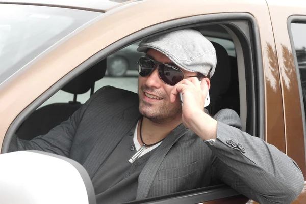 Щасливий бізнесмен водій розмовляє Стокове Фото