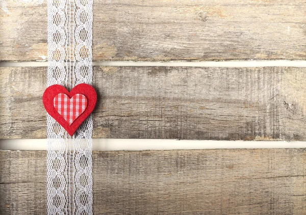 Rood hart op oude houten achtergrond Rechtenvrije Stockafbeeldingen