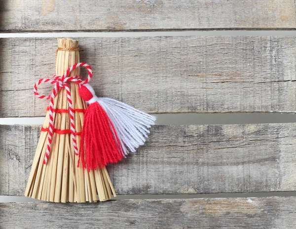 Martenitsa rossa e bianca su sfondo vecchio di legno — Foto Stock