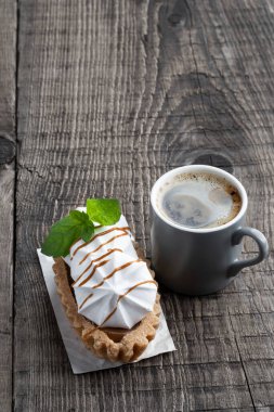 Tahta masada kremalı ve şekerli kısa hamurlu hamur işi. 