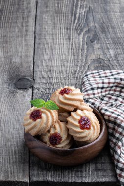 Kırsal ahşap masada reçelli Kurabiye Kurabiyesi. 